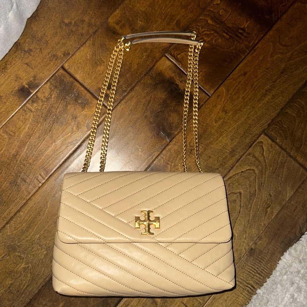 Tory Burch Large Kira chevron convertible shoulder bag in Color Desert dune